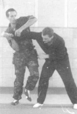 Уличное самбо. Эффективная самозащита и система реального боя - i_011.jpg