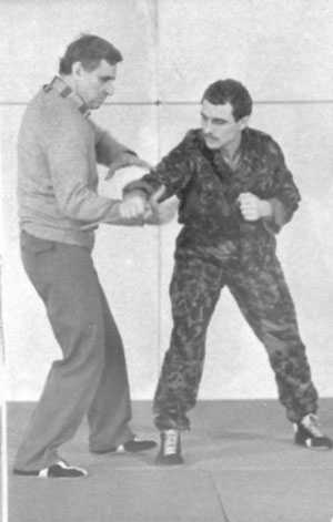 Уличное самбо. Эффективная самозащита и система реального боя - i_014.jpg