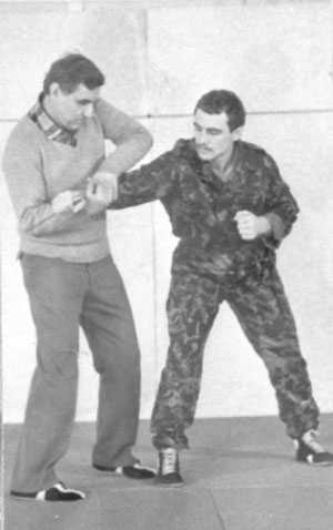 Уличное самбо. Эффективная самозащита и система реального боя - i_015.jpg