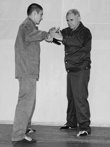 Уличное самбо. Эффективная самозащита и система реального боя - i_042.jpg