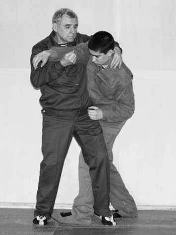 Уличное самбо. Эффективная самозащита и система реального боя - i_052.jpg