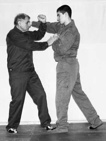 Уличное самбо. Эффективная самозащита и система реального боя - i_070.jpg