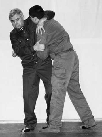 Уличное самбо. Эффективная самозащита и система реального боя - i_071.jpg