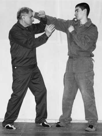 Уличное самбо. Эффективная самозащита и система реального боя - i_073.jpg