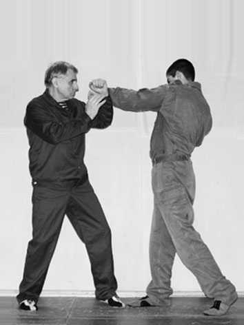 Уличное самбо. Эффективная самозащита и система реального боя - i_076.jpg