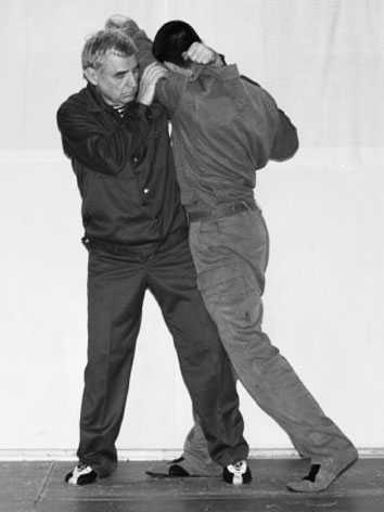 Уличное самбо. Эффективная самозащита и система реального боя - i_077.jpg