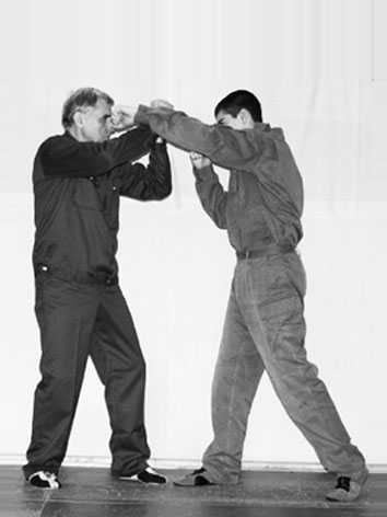 Уличное самбо. Эффективная самозащита и система реального боя - i_082.jpg