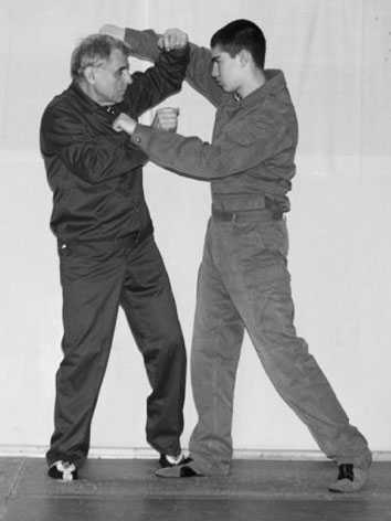 Уличное самбо. Эффективная самозащита и система реального боя - i_083.jpg