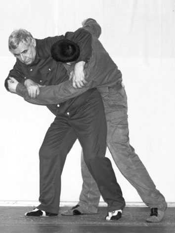 Уличное самбо. Эффективная самозащита и система реального боя - i_084.jpg