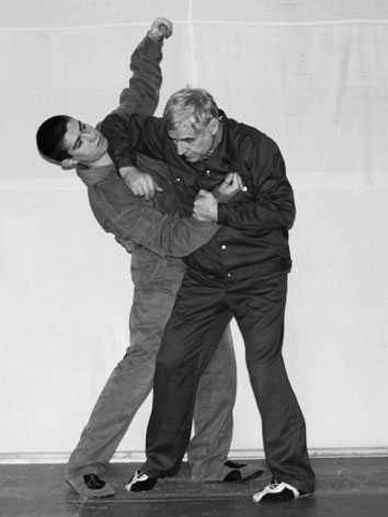 Уличное самбо. Эффективная самозащита и система реального боя - i_086.jpg