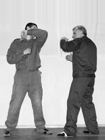 Уличное самбо. Эффективная самозащита и система реального боя - i_087.jpg