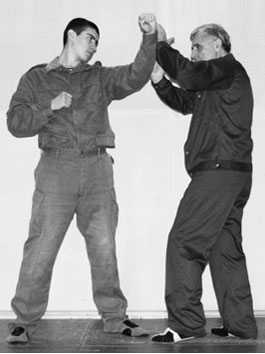 Уличное самбо. Эффективная самозащита и система реального боя - i_088.jpg