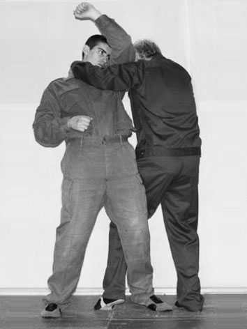 Уличное самбо. Эффективная самозащита и система реального боя - i_089.jpg