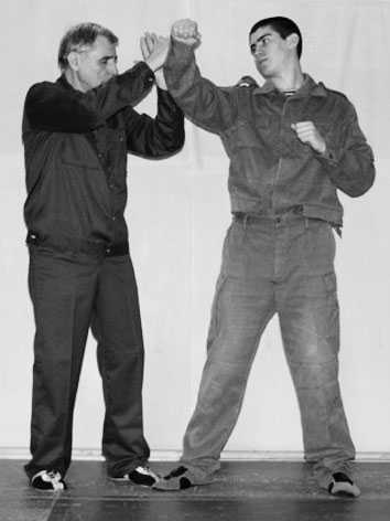 Уличное самбо. Эффективная самозащита и система реального боя - i_090.jpg