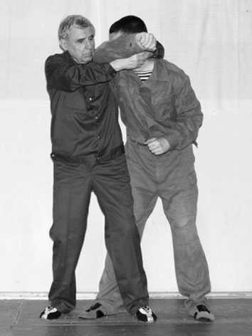 Уличное самбо. Эффективная самозащита и система реального боя - i_091.jpg