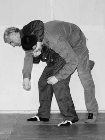 Уличное самбо. Эффективная самозащита и система реального боя - i_092.jpg