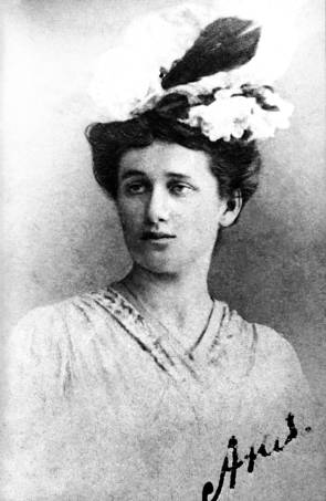 Где небом кончилась земля : Биография. Стихи. Воспоминания - i_022.jpg