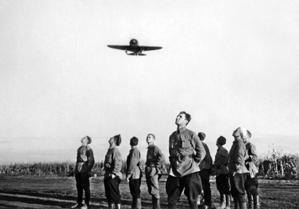 Истребители. «Прикрой, атакую!» - i_013.jpg