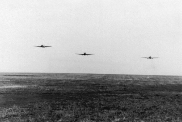 Штурмовики. «Мы взлетали в ад» - i_027.jpg